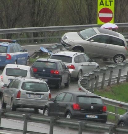 Auto sbanda e finisce sul guardrail
