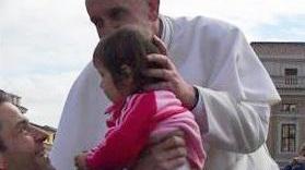 Papa Francesco bacia la piccola Eva Loffredo