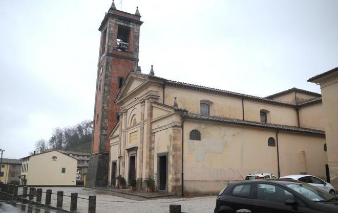 Danno fuoco a un portone della chiesa parrocchiale 