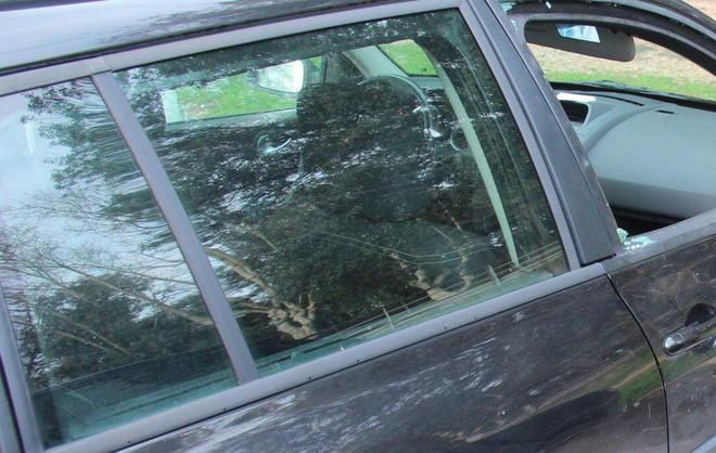 Auto spaccate, i vandali sono due 