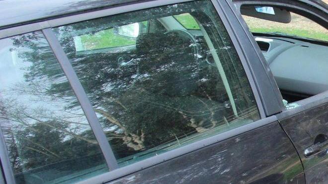 Auto spaccate, i vandali sono due