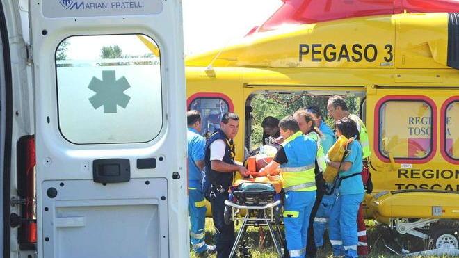 Grave motociclista finito contro un albero