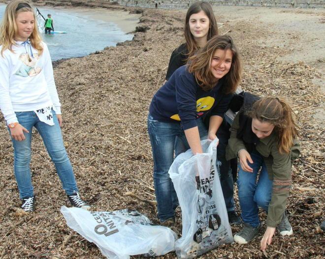 La spiaggia dei Tre Ponti pulita da grandi e piccoli surfisti 