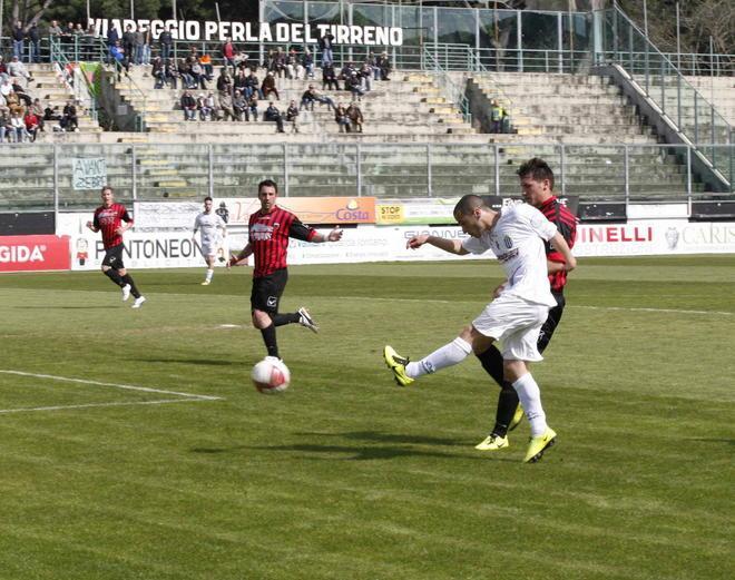 Calcio, il Viareggio travolto in casa (3-0) dalla Nocerina 