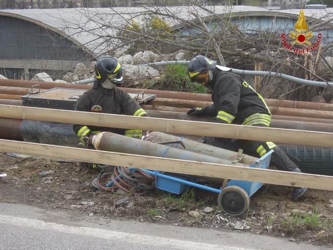 Bombole di acetilene abbandonate sulla Regionale 325 