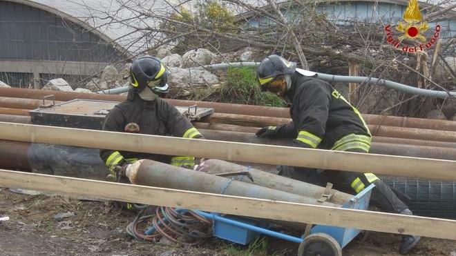 Bombole di acetilene abbandonate sulla Regionale 325