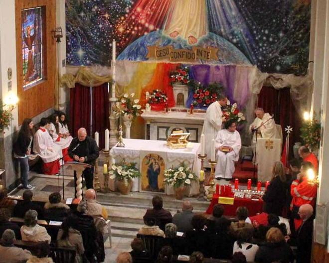Chiesa gremita&nbsp;e messa a oltranza con gli&nbsp;occhi puntati&nbsp;sui teli del miracolo 