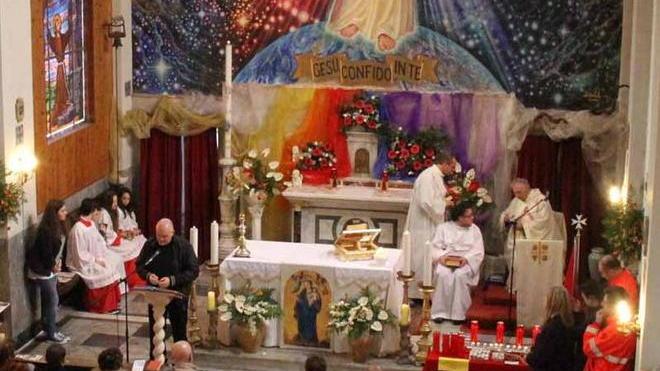 Chiesa gremita e messa a oltranza con gli occhi puntati sui teli del miracolo