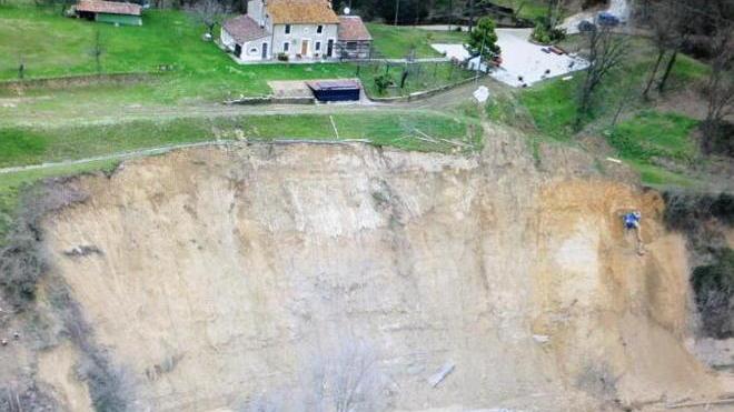 Frana sull’unica corsia percorribile