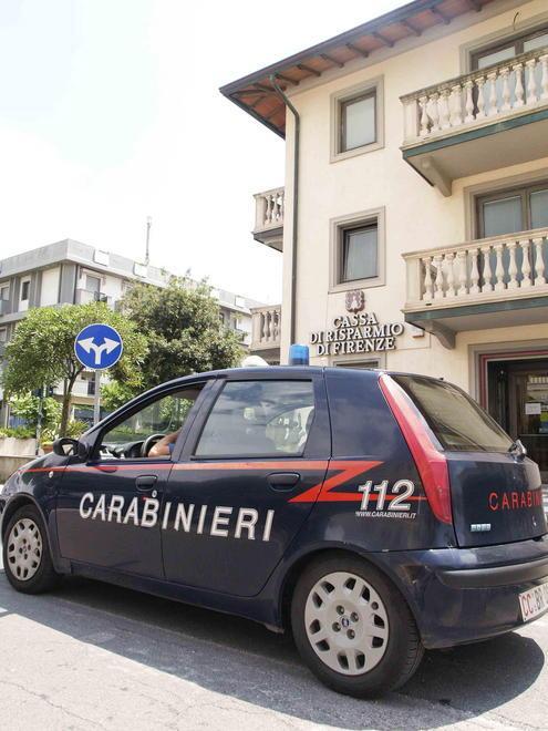 Dieci auto danneggiate dai vandali a Lido di Camaiore 