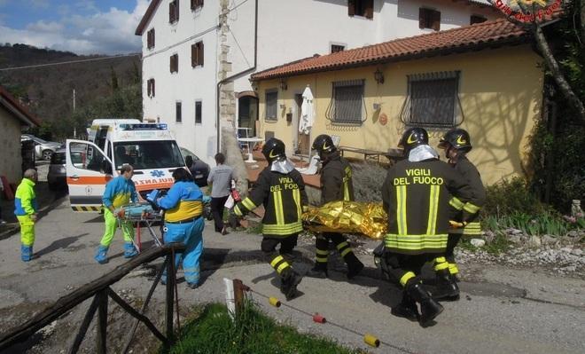 Cade di moto sul sentiero da cross
