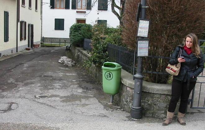Via la pensilina dell’autobus dove si riparavano i pendolari 