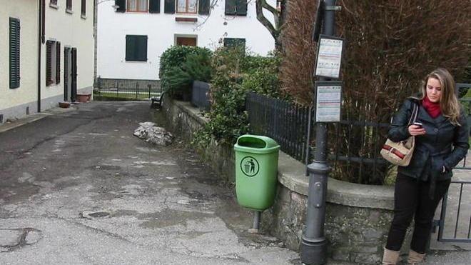 Via la pensilina dell’autobus dove si riparavano i pendolari