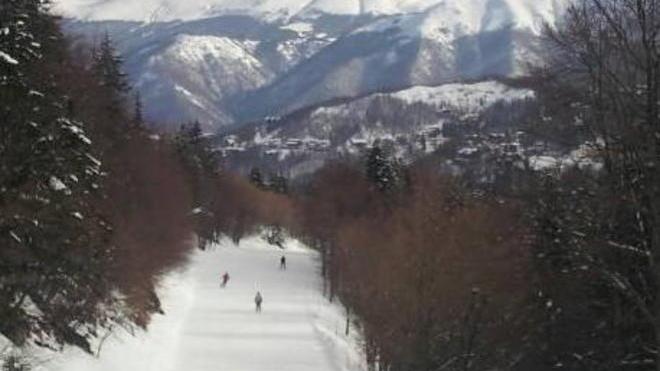 Sciatrice batte la testa in pista e sviene