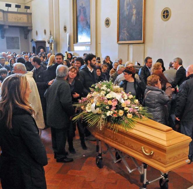 Centinaia di persone per l’ultimo saluto alla maestra Franca 