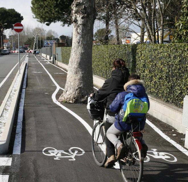 Apre al traffico la pista ciclabile sull’Aurelia sud