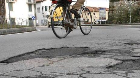 Cadute e incidenti per le buche e i semafori guasti