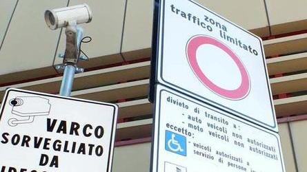 «Parcheggio al buio, donne a rischio»