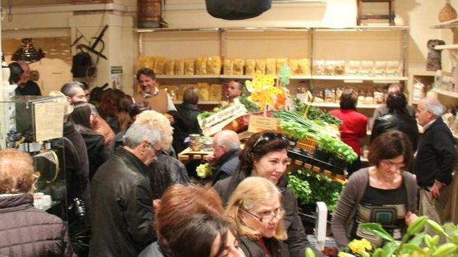 Trionfo della filiera corta, Festa per il nuovo negozio
