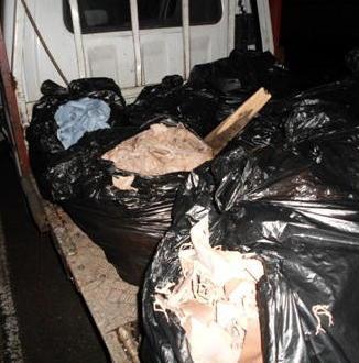 Scaricava per strada i sacchi coi ritagli di pelle 
