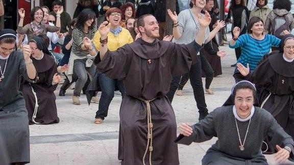La danza di frati e suore, flash mob francescano a Cagliari 