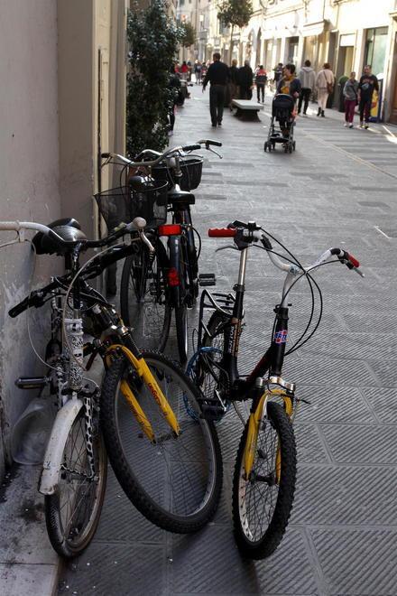 Al via la rimozione delle biciclette abbandonate e fuori dalle rastrelliere 