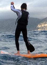 Impresa sportiva all'Elba, surfista circumnaviga l'isola 