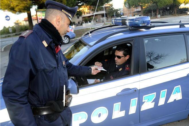 Spaccia davanti al bar. Arrestato un trentenne 