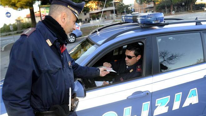 Spaccia davanti al bar. Arrestato un trentenne