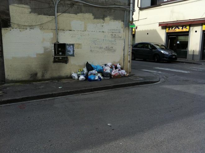 Rifiuti, la protesta dei cittadini di via Pistoiese 