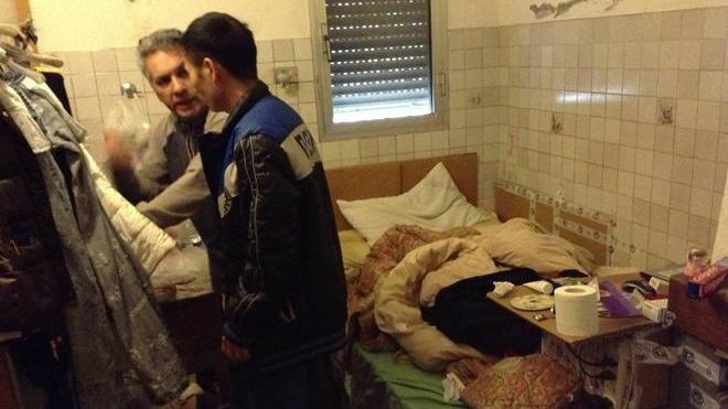 Bisca e dormitorio nella stireria gestita da cinesi