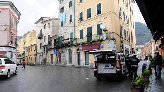Investe il figlio nel fare manovra con l’auto