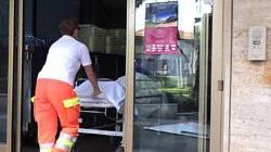 In sella a un grosso scooter viene travolto da un’auto