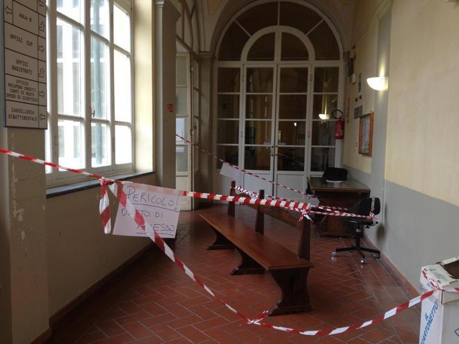 «Il pavimento sta cedendo» Corridoio chiuso in Tribunale 