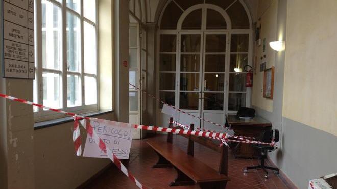 «Il pavimento sta cedendo» Corridoio chiuso in Tribunale