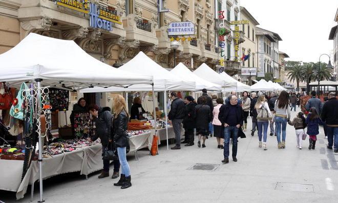 Via Don Minzoni “invasa” dai banchi