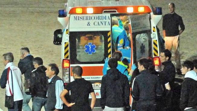 Si scontra con un’altra auto e si dà alla fuga