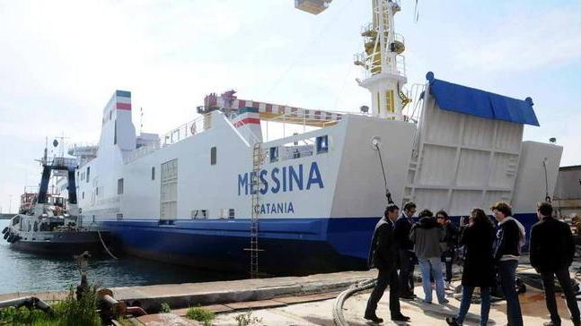 Messina, indietro tutta: riportata in porto