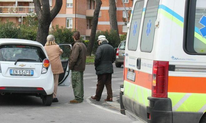 Ciclista investito sul viale Nazario Sauro