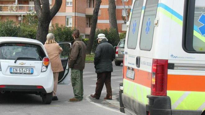 Ciclista investito sul viale Nazario Sauro