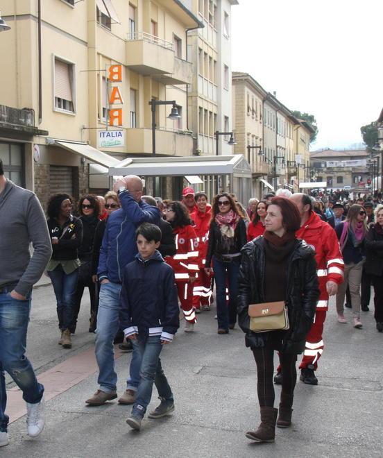 Tutti in piazza contro il piromane 