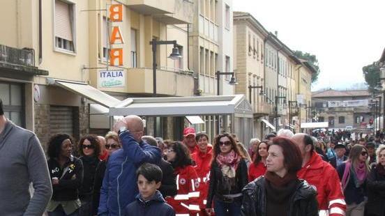 Tutti in piazza contro il piromane