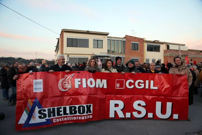 Corteo spontaneo dei lavoratori della Shelbox 