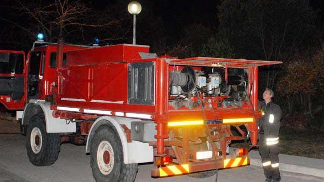 Incendio doloso distrugge la veranda di un ristorante