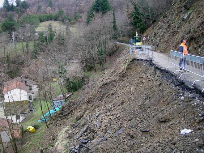 Evacuate due famiglie a Cantagallo a causa di una frana 