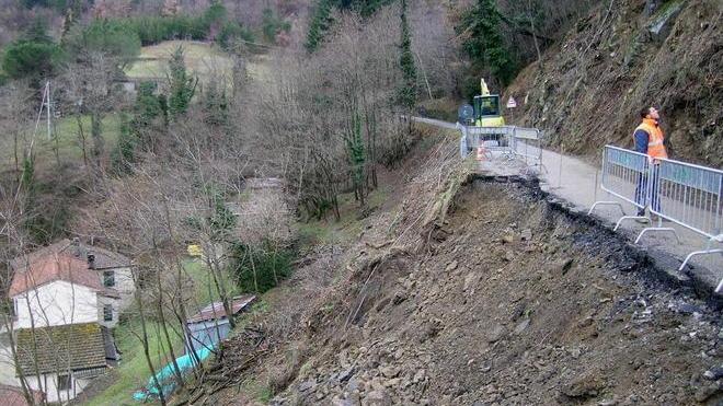 Evacuate due famiglie a Cantagallo a causa di una frana