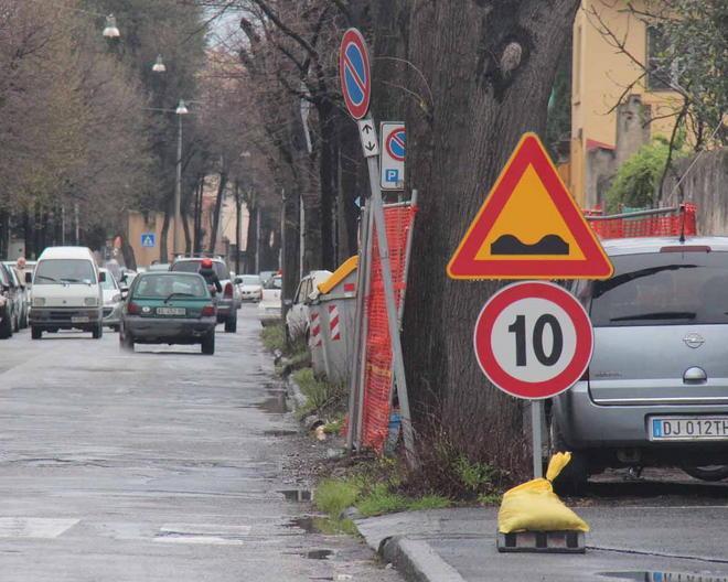 Troppe buche in viale Marconi: limite di velocità a 10 km orari 