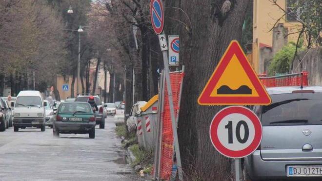 Troppe buche in viale Marconi: limite di velocità a 10 km orari