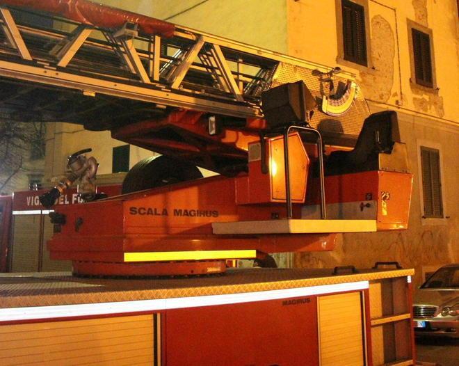 Fiamme in appartamento, una donna intossicata 