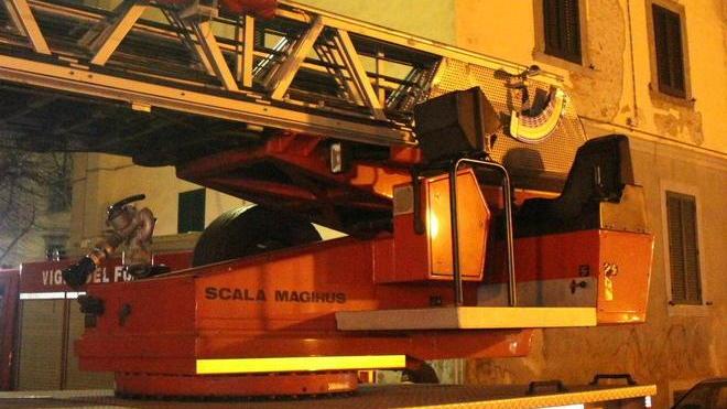 Fiamme in appartamento, una donna intossicata